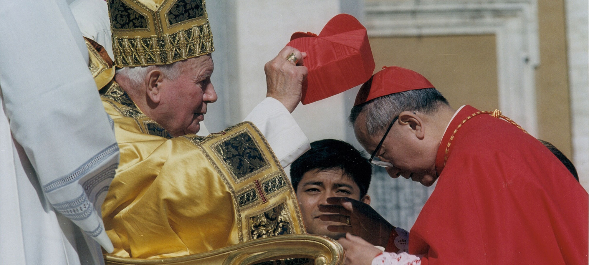 Am 21. Februar 2001 nimmt Johannes Paul II. ihn als Kardinaldiakon mit der Titeldiakonie Santa Maria della Scala in das Kardinalskollegium auf